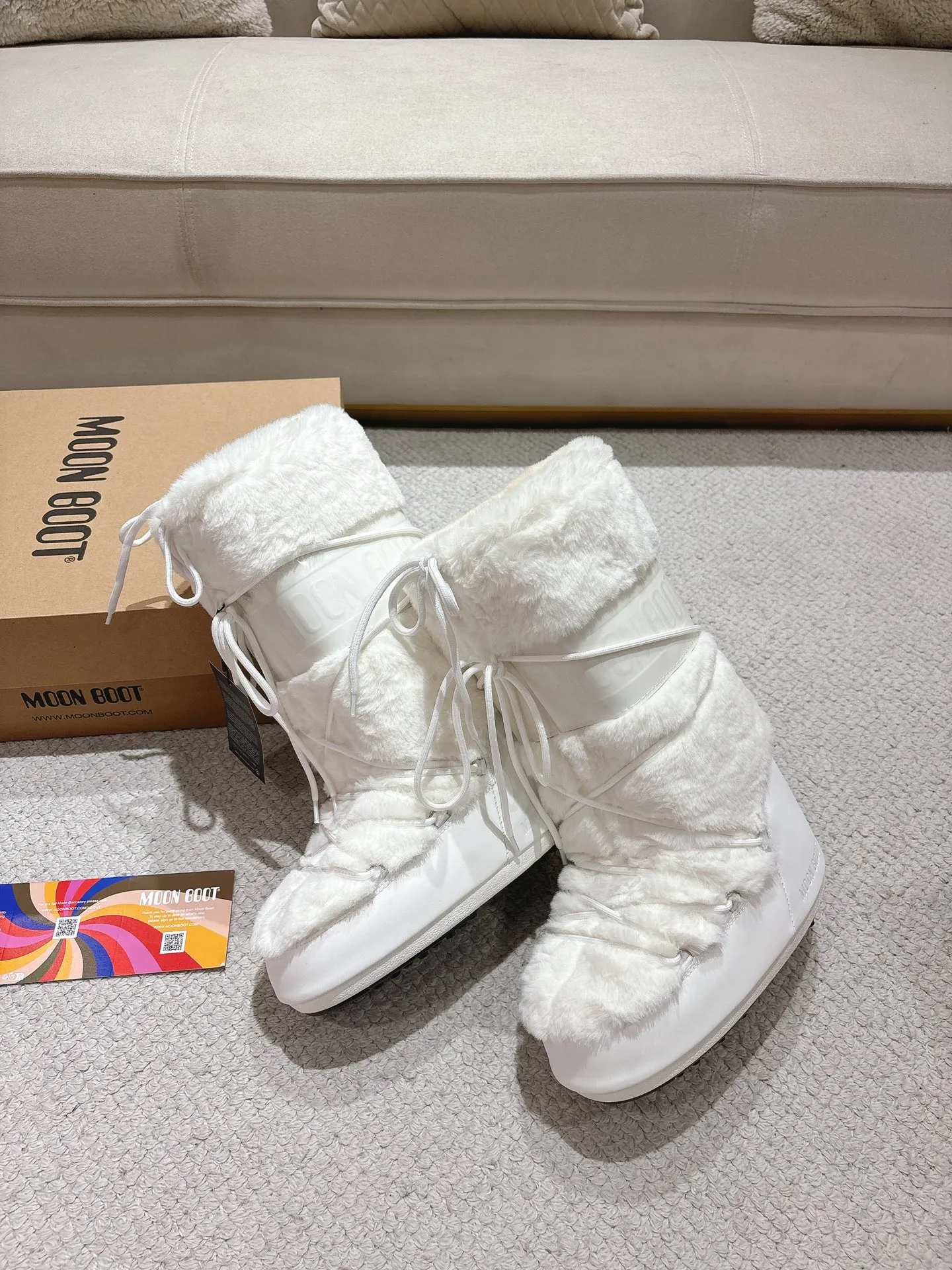 p680 [Exclusive top quality | New upgraded version] ✨A must-buy in winter 2025! Moon Boot moon snow boots - the ultimate warm weapon for fashionistas ❄️ Forget UGG! This winter🔥The "ugly Big Mac" that dominates the streets is here~ 👢The same Y2K retro style from Paris Hilton and Beckham is back! 4cm taller inside ✨ Invisible leg lift · Extremely slimming 👌 Fluffy and soft but not bloated, instantly show off your sense of style when put on your feet 🦋 The same style for both men and women | Can be worn by both men and women | Regardless of left or right foot!  ❄️Maximum thermal insulation power｜No pressure for fun in the snow 💫Trendy style code｜Easily achieve the Millennial hot girl style Say goodbye to ordinary snow boots ~ This winter you need to be warm and rusty! 🌟 #MoonBoot snow boots #winter hot style #瞞小similar style #millennium style wear ❶Fabric: original custom/cowhide/woven wool/high mercerized waterproof cloth ❷Inner: original 100% silk cotton liner ❸Feet: original 100% silk cotton liner ❹Outsole: original molded two-color non-slip outsole ❺Sole thickness: 4cm (including inner**) ❻Number of codes: 35-40 (41. Customized) ❼Packaging: Original full set of packaging ☀Color: Official website updated simultaneously